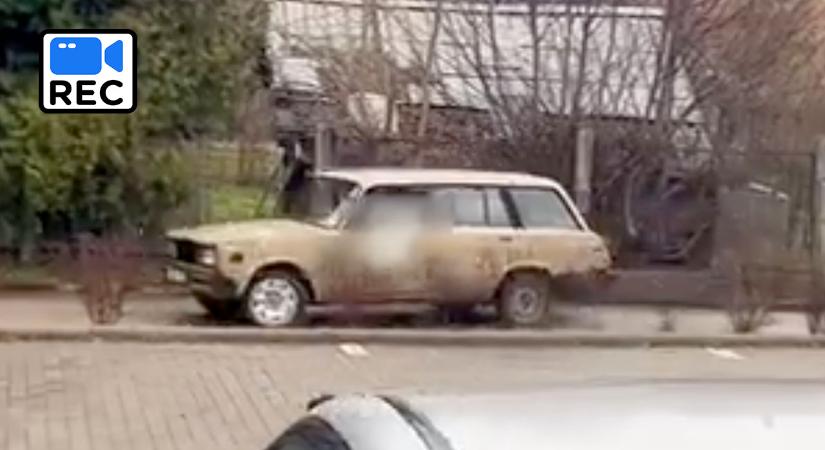 Driftshow lakóövezetben: lejárt műszakis autóval csúszkált Ózdon – ez lett a vége