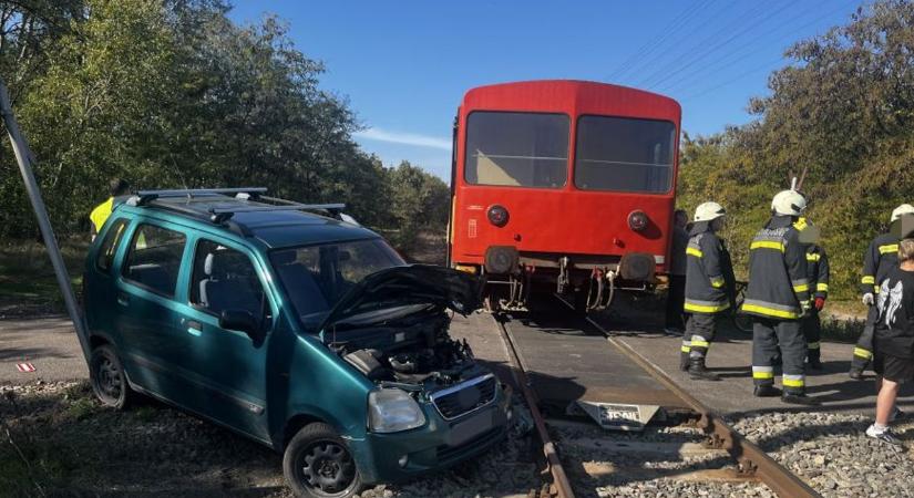 Mit sem törődött az érkező vonattal az ittas sofőr, ráhajtott a sínekre
