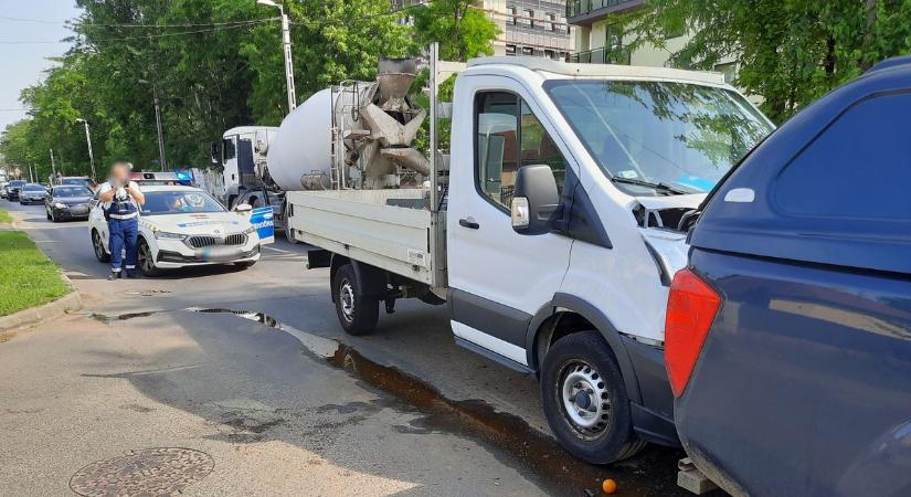 Baleset történt a Kállói úton – csúnyán összetört a Ford eleje (fotók)