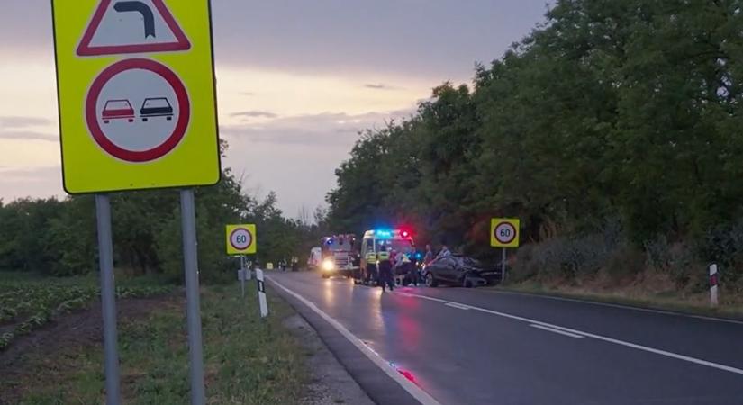 Frontális karambol Szabolcsban: letarolta a drága Mercedes a kis Suzukit (fotók, videó)