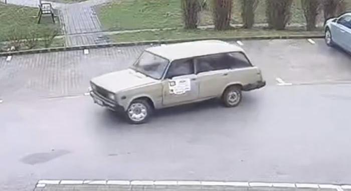 Kilinccsel előre csapatta a Ladával a parkolóban, a rendőrség elbánt vele