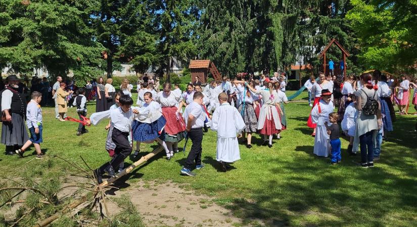 Kitáncolták a májusfát, majd színpadon is bizonyítottak a gyerekek