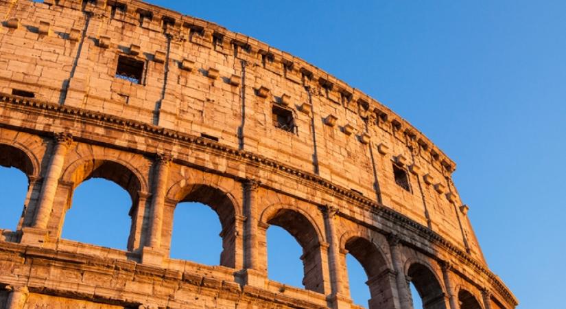 Csak most derült ki: májusban gladiátorjátékokat szerveztek a turisták számára a római Colosseumban