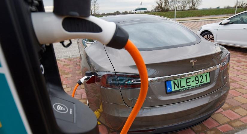 Rácuppantak a magyarok az elektromos autókra
