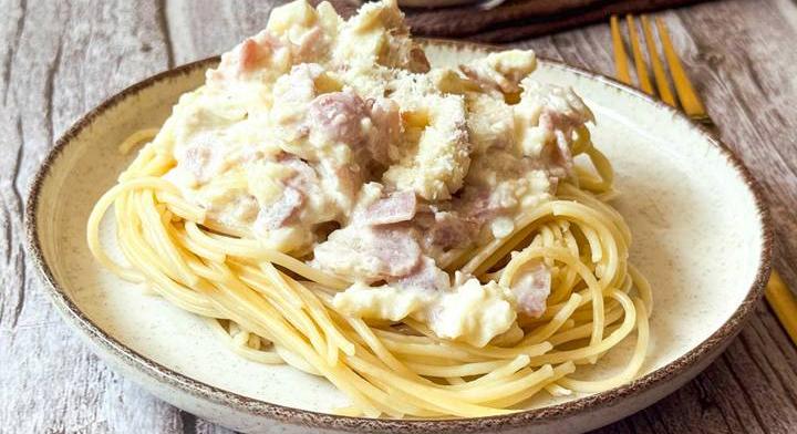 Villámgyors, krémes spagetti camembert-rel: bacon dobja fel