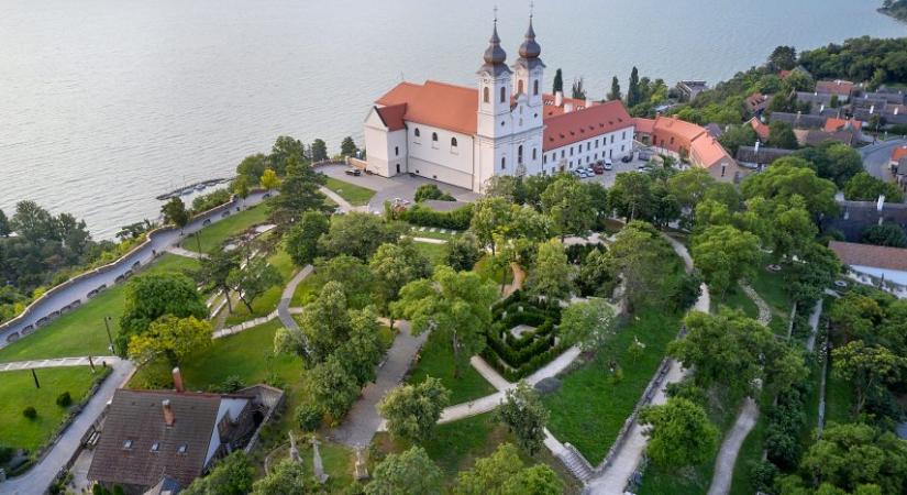 Felavatták a Pünkösdi ligetet a Tihanyi Bencés Apátságban