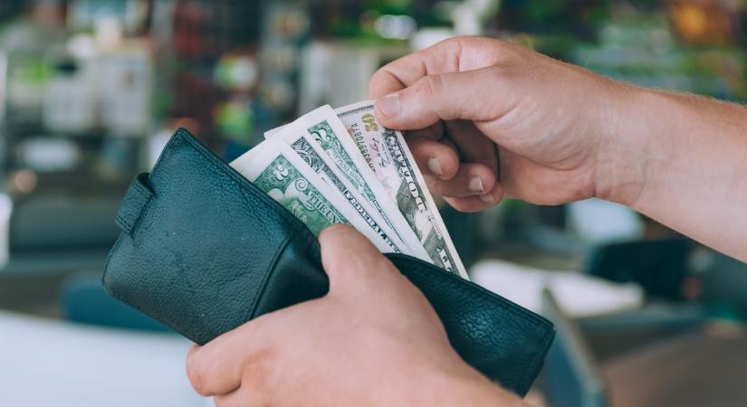 Borravalót kap a vendégtől az étteremtulaj: elborzad, mit talál a bankjegyek közt - Fotó