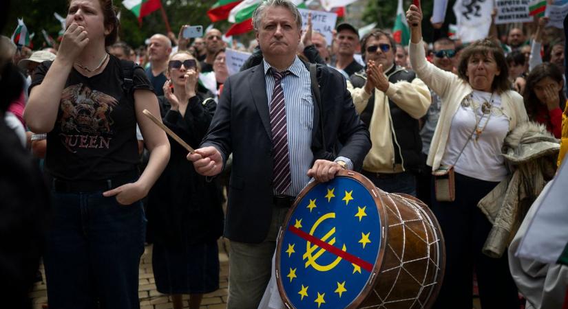 Közeleg az elkerülhetetlen: bármekkora is a felháborodás, a bolgár üzletek elkezdték kiírni az árakat euróban is