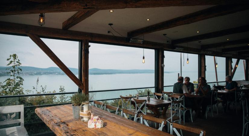 Horrorárak a Balatonon: ennyiért ehet most egy lángost a parton