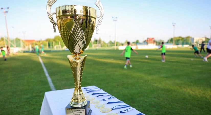 Ünneplés a locsolóberendezés alatt: három év után ismét bajnok a Zsámbék!videó