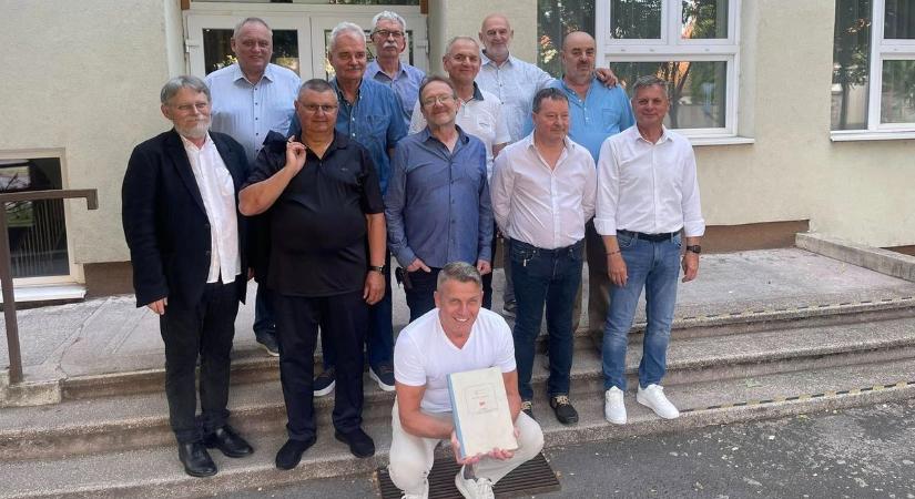 45 éve érettségizett Rékasi Károly – Jászberényben ünnepeltek az egykori osztálytársak