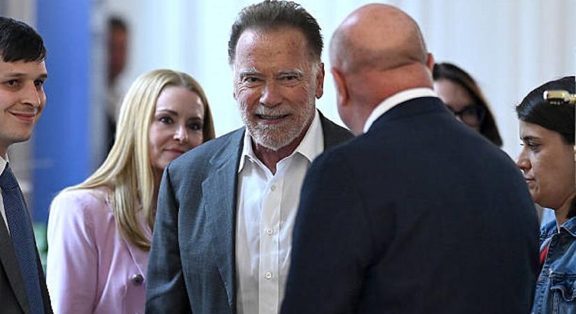 Maga a Terminator köszöntötte ma a bécsi tömegközlekedés utasait