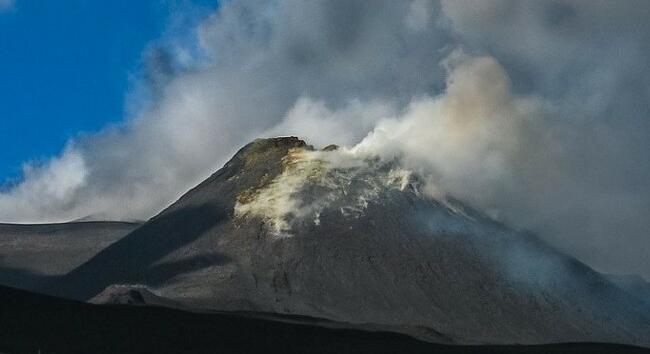 Megrémítette a turistákat: Beomlott az Etna egyik kráterpereme hétfőn