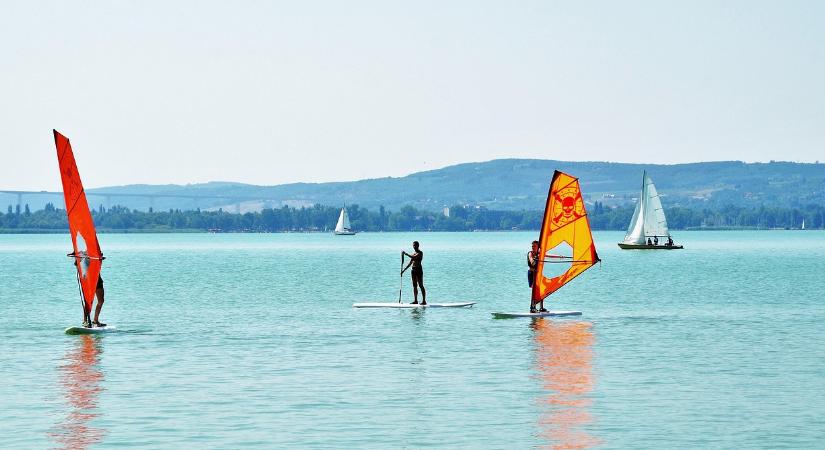 A Balatonnál pihenne a hétvégén? Ilyen vízhőmérsékletre számíthat