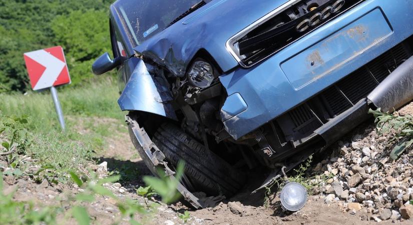 Betonfalba csapódott egy autós, keresik a sofőrt aki előzött