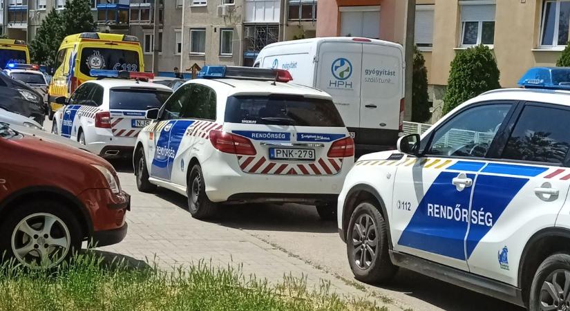 Rendőrök lepték el a szolnoki lakótelepet – gyilkosság történhetett a Karczag László utcában