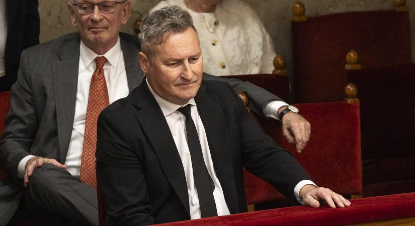 Szép osztalékkal távozott Papcsák Ferenc a botrányba keveredett, engedély nélkül tevékenykedő cégéből