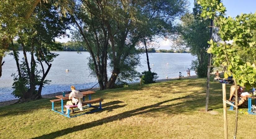 Megnyitotta kapuját a monostori szabadstrand is