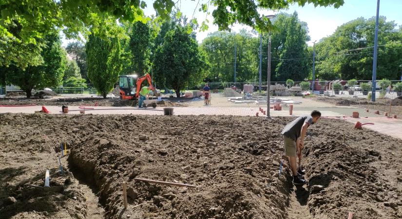 Öntözőrendszert kap a Kossuth tér látványszökőkutas része