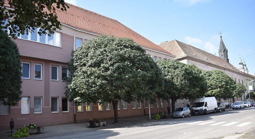 A pápai kórház cáfolja Hadházy Ákos vádjait