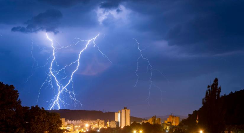 Viharos szupercella közeleg, így rohan át az országon