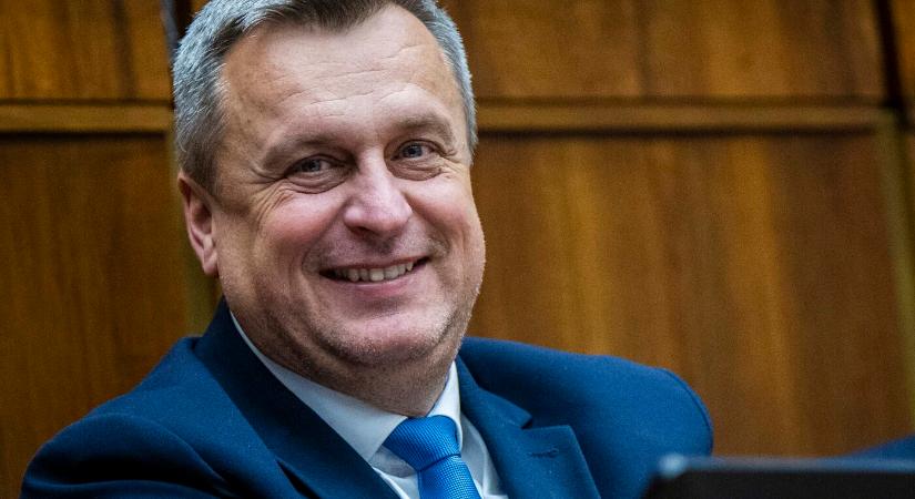 Danko javaslata mögé az ellenzék is beállt, a parlament második olvasatba utalta a tranzakciós adó módosítását