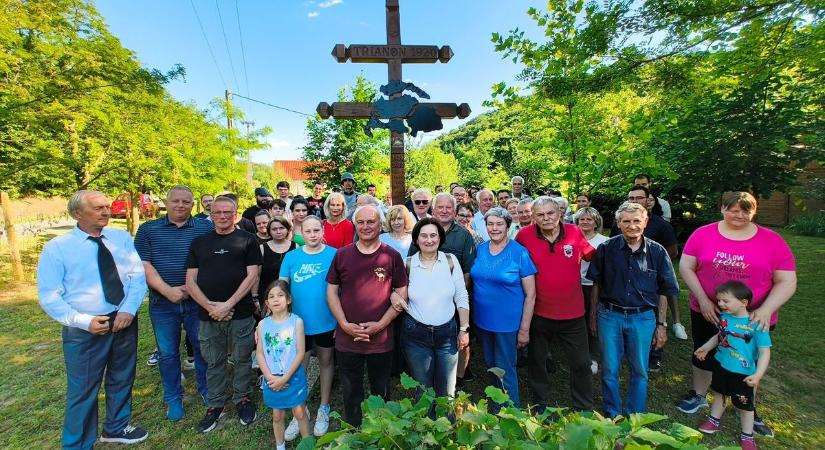 Trianoni emlékkereszt nyomában: a mosonmagyaróvári hű másához zarándokoltak el