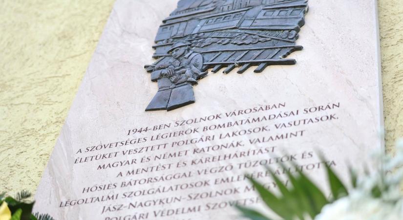 Szolnok városa a bombázások áldozataira emlékezett