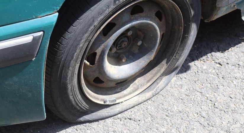 Nincs pótkerék az autóban és defektet kapott? Ennyit ér a defektjavító…