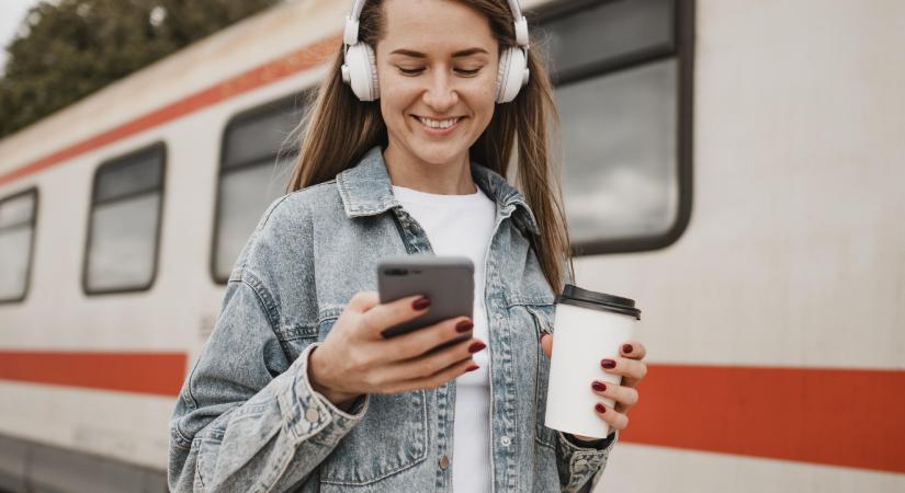 Mindent visz az új KRESZ: tilos lesz mobilozni és zenét hallgatni