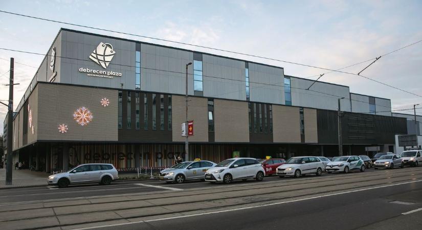 Zúzás a debreceni plázaparkolóban! Megpróbált tagadni az idős pár, de bizonyíték van róla
