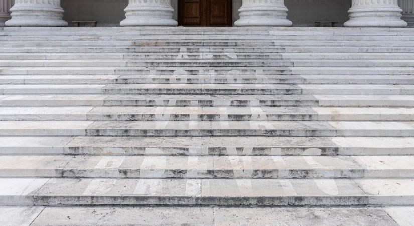 Tiszta művészet – Vízsugárral festett üzenet kelti életre a Szépművészeti Múzeum lépcsőit