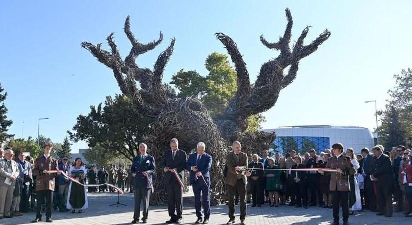 Tovább égetik a pénzt: buktak, de százmilliókat fizettek ki a vadászati kiállítást szervező cég dolgozóinak