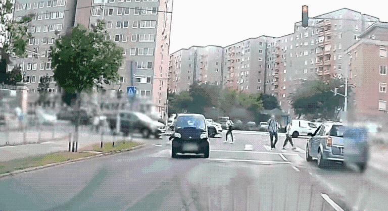 Gyalogossal veszekedett a sofőr Budapesten, nem sokon múlt, hogy balesetet okozzon