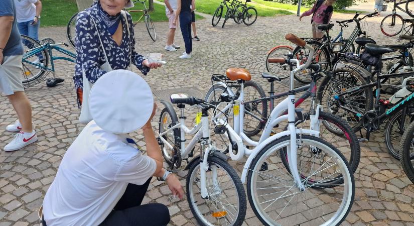 Bringás Reggeli a Kossuth téren – rendőrségi jelenléttel és hasznos ajándékokkal
