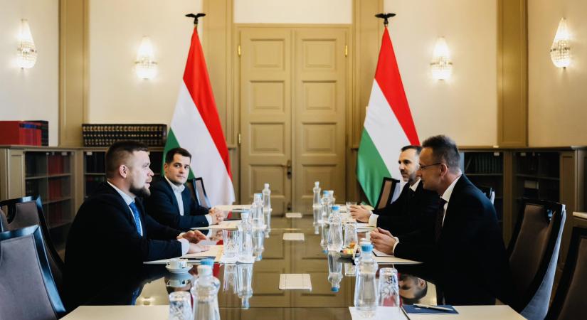 Szijjártó Péternél járt Pintér Bence és Kósa Roland