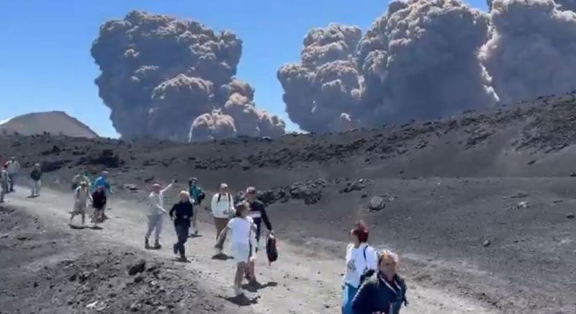 Robbanás után folyik a láva az Etna oldaláról