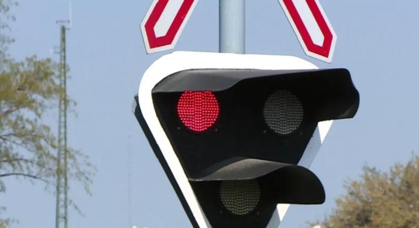 Figyelem! Útzár a nyíregyházi vasúti átjáróban! (fotók)
