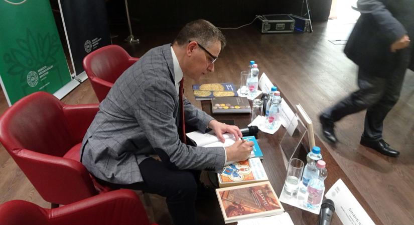 Iránytű-bemutató Budapesten