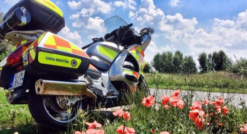 „Az utak önmagukban nem veszélyesek, mi tesszük őket azzá” – életmentő tippek a motoros mentőktől