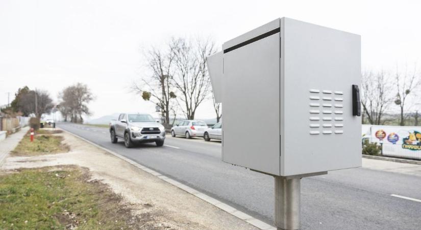 Kicselezhetjük a traffipaxot éjjel, ha reflektorral világítunk rá? Terjed a hír, mutatjuk, mi az igazság