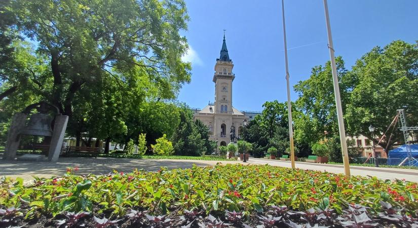 Egynyári virágözön a Kossuth-téren