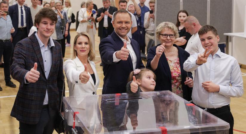 Gyengülhet Tusk európai befolyása – „Rossz lóra tett" Nicușor Dan