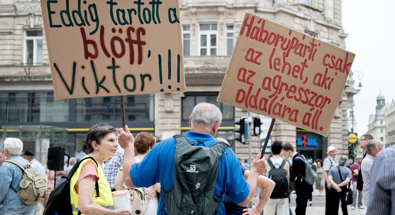 Hadházy Ákos tojással dobálja meg a Szuverenitásvédelmi Hivatalt