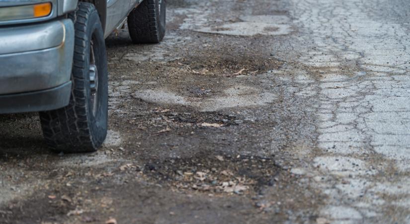 2025 szégyenfoltja: elképesztő állapotok a legrosszabb magyar útszakaszokon