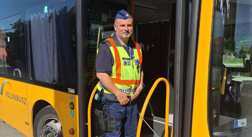 Nem hitte volna: a buszon csapott le rá a rendőr