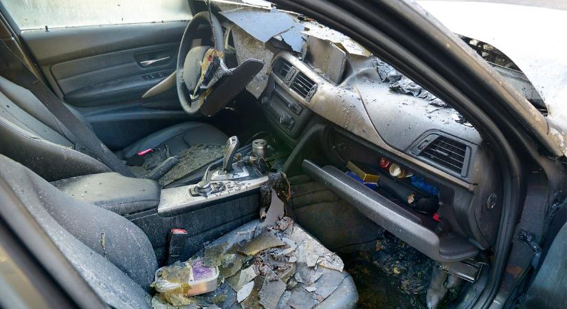 Szalagkorlátnak csapódott egy autó az M7-esen