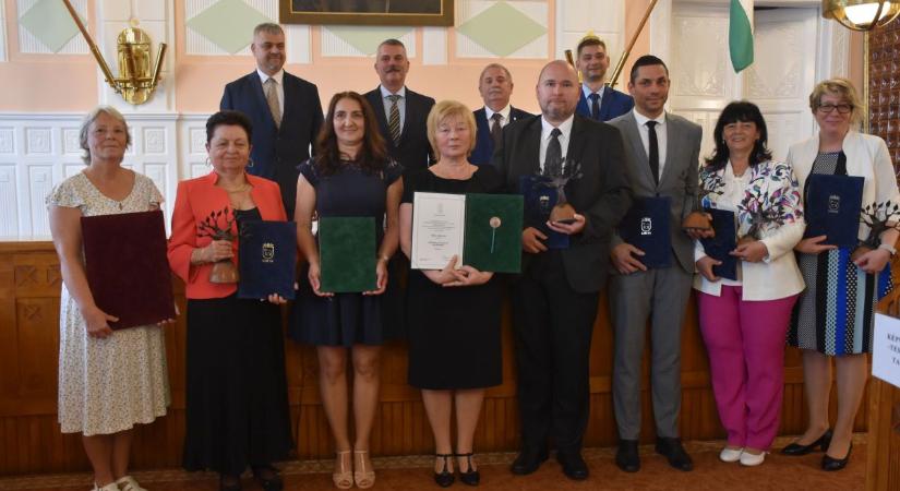 Rangos elismeréseket vehettek át a pedagógusok Karcagon – galériával
