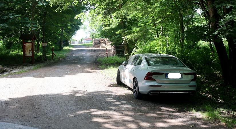 Luxusautó rejtély: több napja elhagyatottan áll egy járgány Pécsen (FOTÓKVIDEÓ)