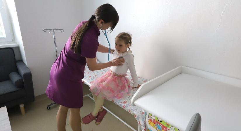 Törvénybe foglalják, hogy a szülők a gyerekeik mellett maradhatnak a kórházban